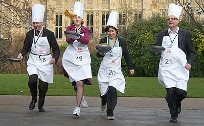 5) Pancake Flipping:
 Una corsa che si svolge con in mano una pentola con i pancake.