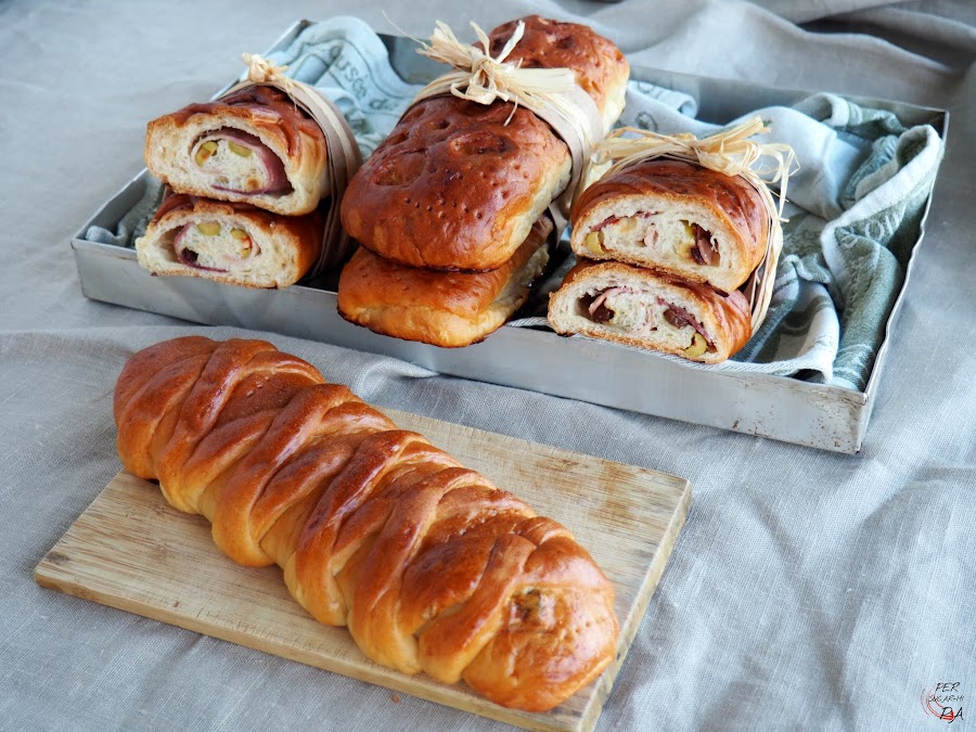 Pan relleno de jamón, olivas con pimiento rojo y uvas pasas
