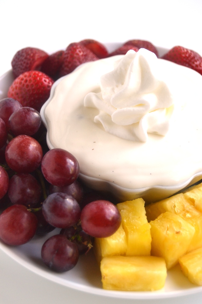 Cheesecake Fruit Dip has just 5 ingredients, takes 5 minutes to make and is super creamy while being a light and healthy dip for your favorite fruits! www.nutritionistreviews.com
