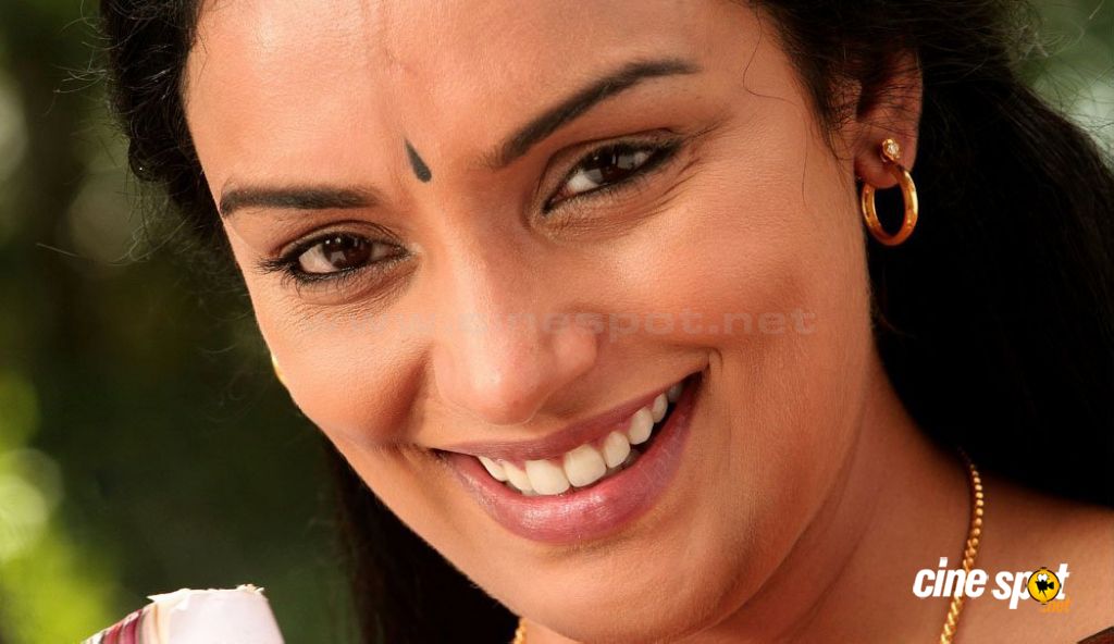 Sensual Picture Swetha Menon In Rathinirvedam Remake