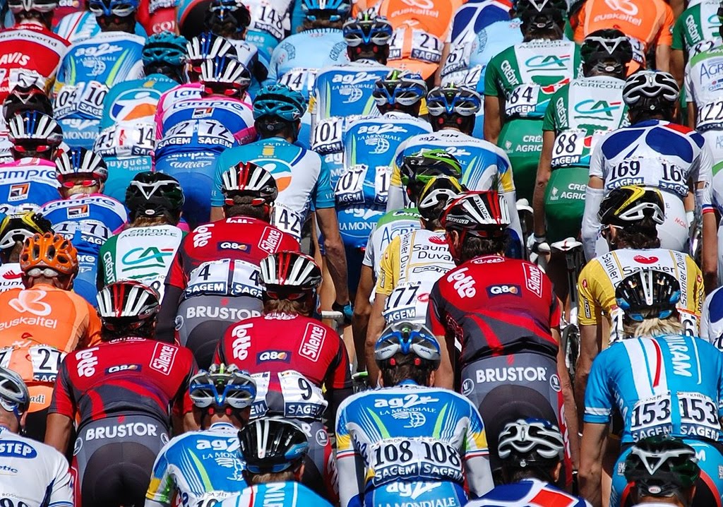 Le peloton de coureurs cyclistes et leurs maillots sponsorisés