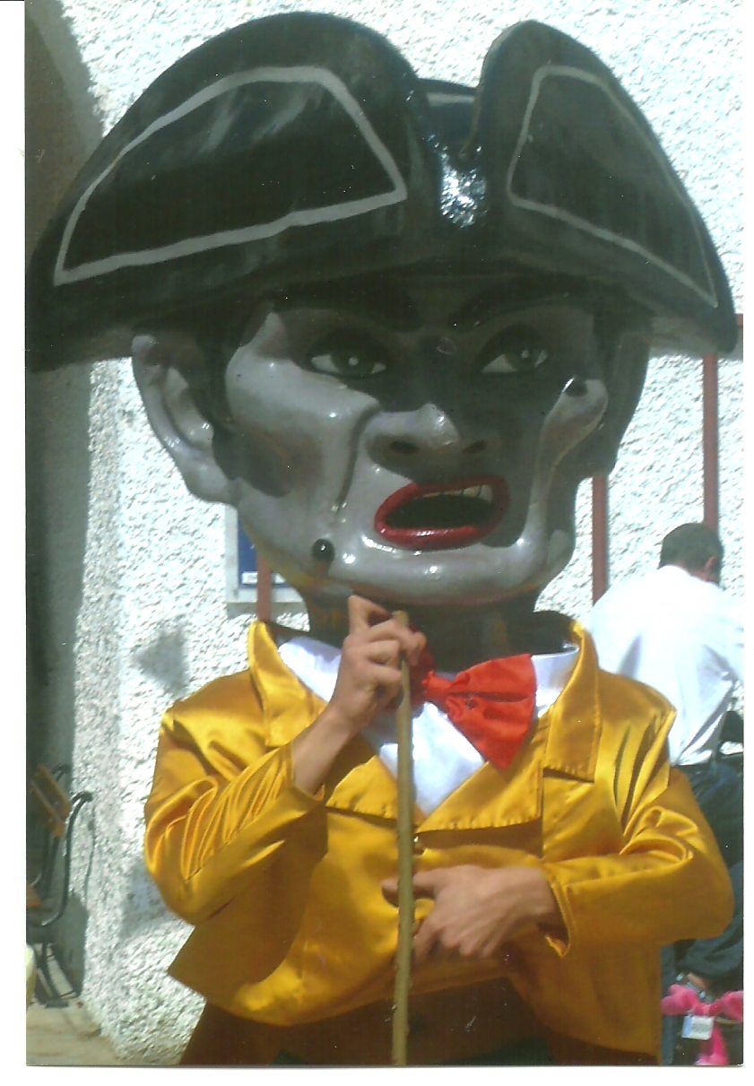 eshijar EL TRES ESQUINAS , TIENE CUATRO HISTORIAS QUE CONTAR.