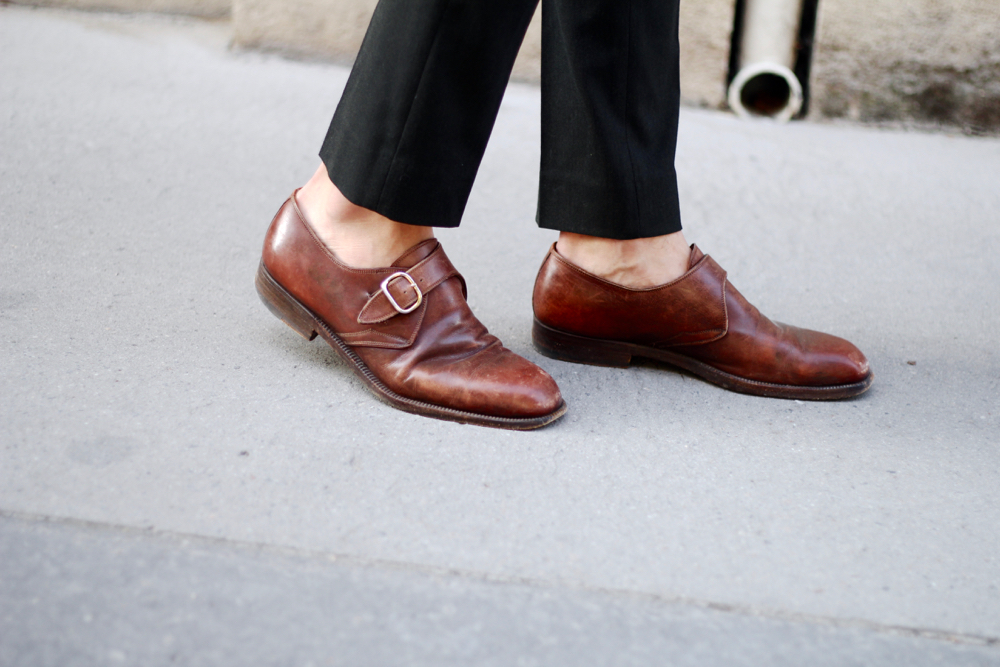 BLOG-MODE-HOMME-VOYAGE-STYLE_chemise-soie-equipment-veste-kimono-ceinture-croisee-noyoco-saharienne-chaussures-boucle-céline-bordeaux-paris