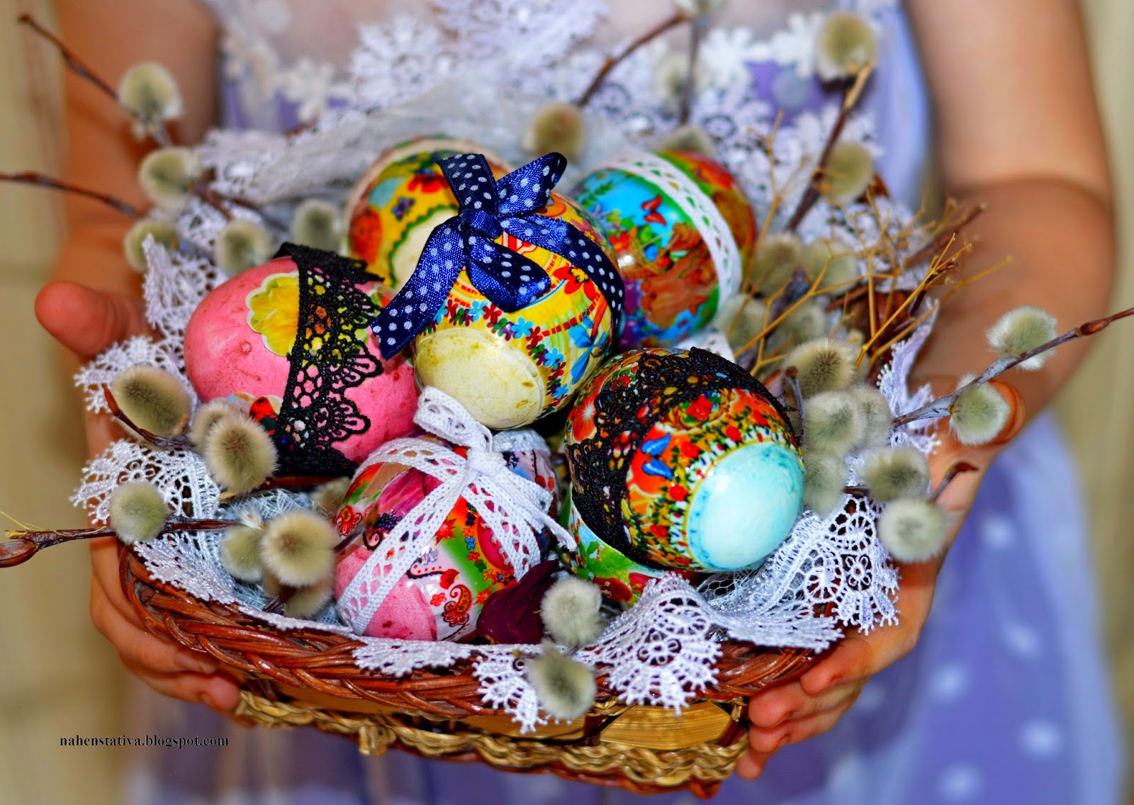 священной пасхи. священной пасхи. христос воскресе мира и добра. католическая пасха. патриарх кирилл освящает.