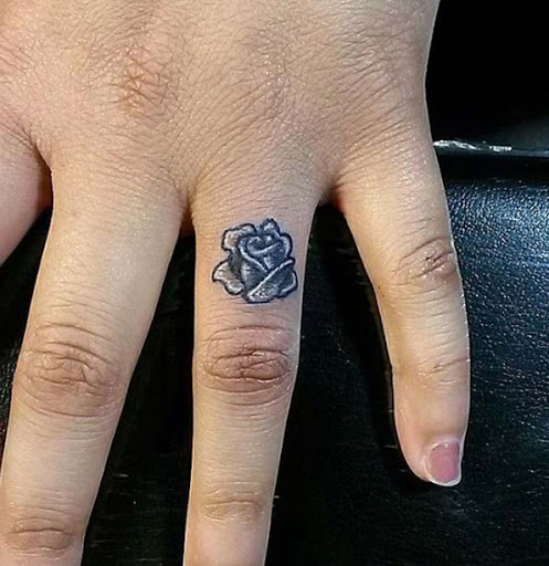 Este branco e tinta preta, rosa