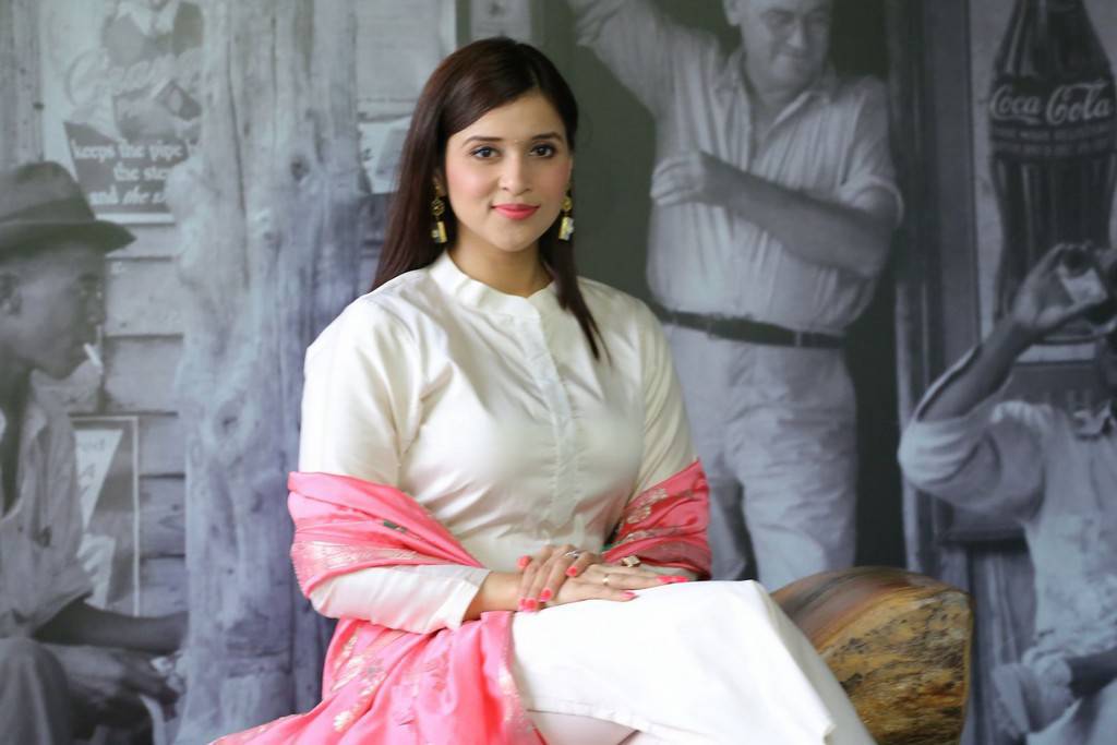 Beautiful Telugu Girl Mannara Chopra Photos In White Dress