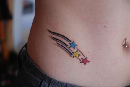 tatuagem de estrela na barriga