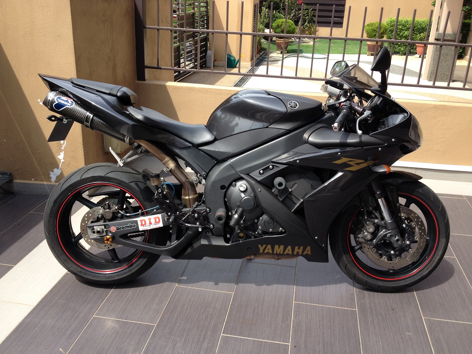 yzf r1 black
