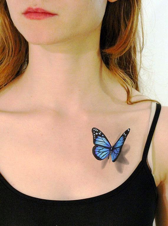 precioso tatuaje de mariposa bajo la clavícula de una peliroja