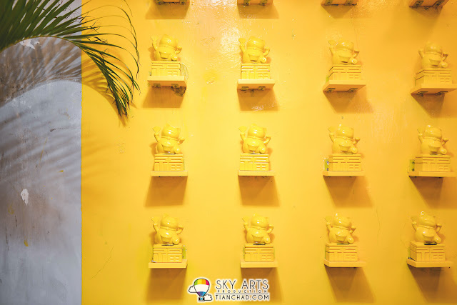 Inside Scoop 店內某一面漆上鮮黃色的牆和招財貓擺設