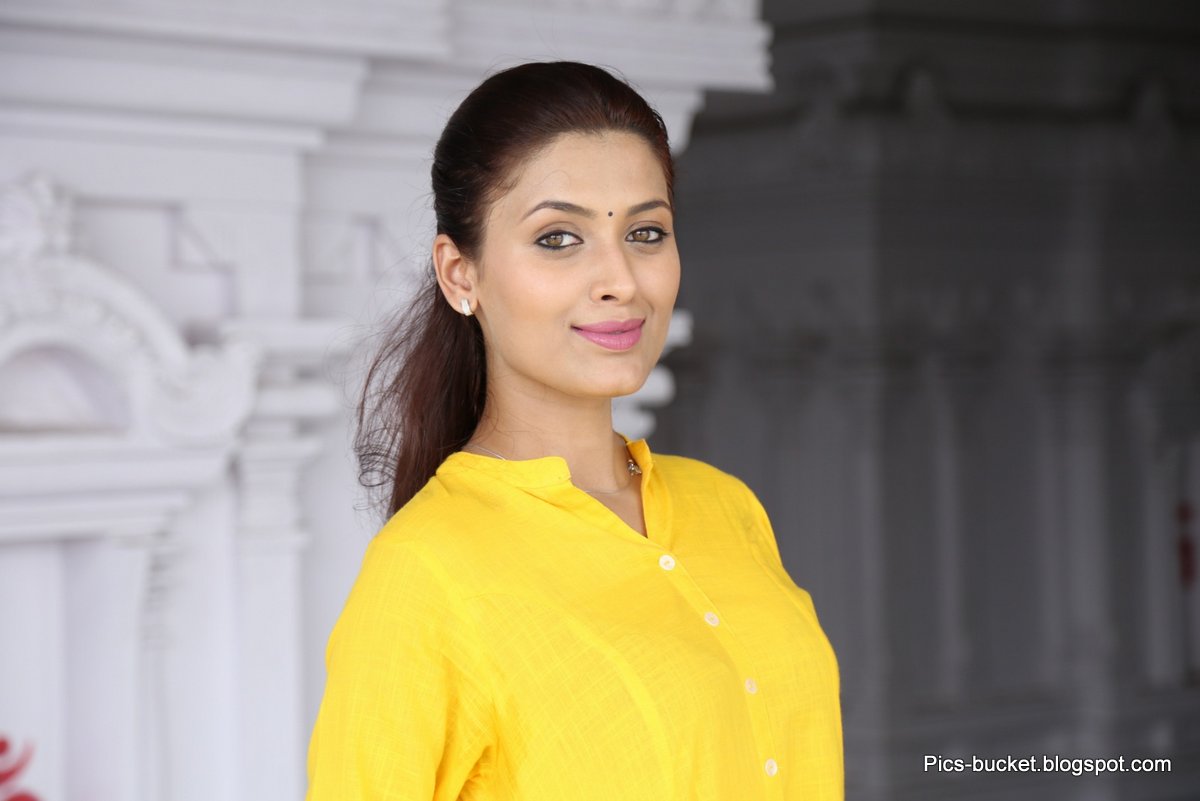 Actress Geetika Tyagi Latest HD Photos and Wallpapers