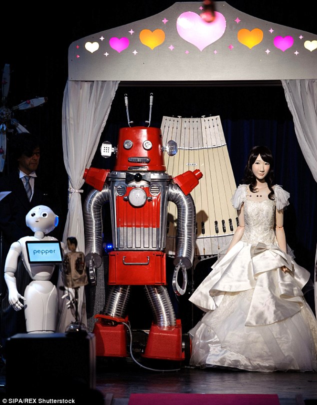 रोबोट्स की शादी हुई,एक दूसरे को kiss भी किया