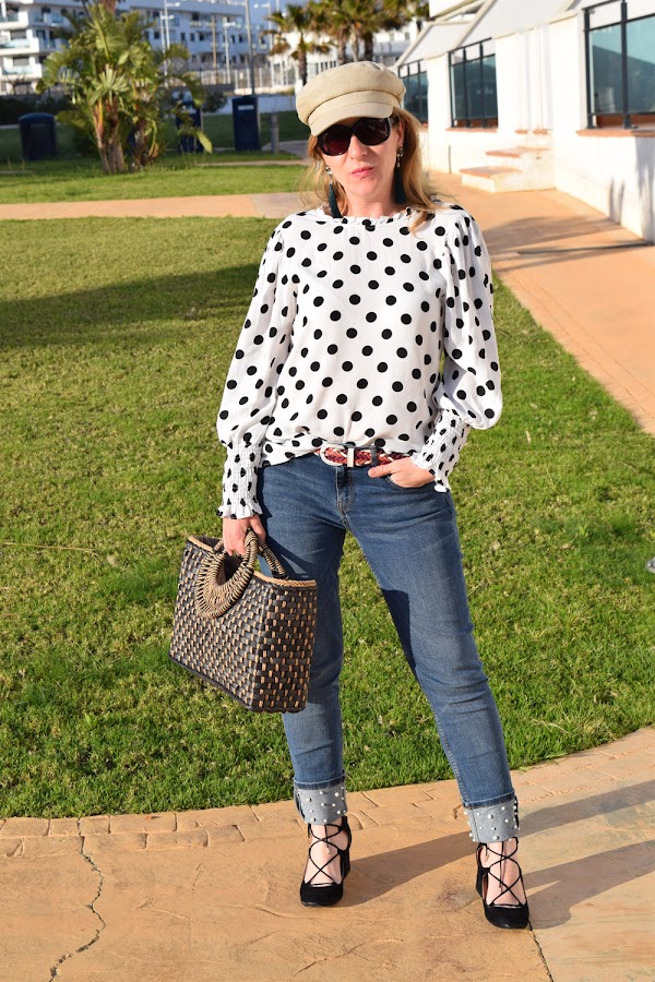 Cómo combinar una blusa de lunares