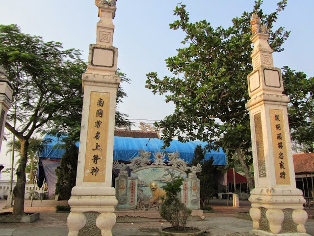 đền quan hoàng mười thu hút du khách mùa lễ hội - du lịch Minh Anh