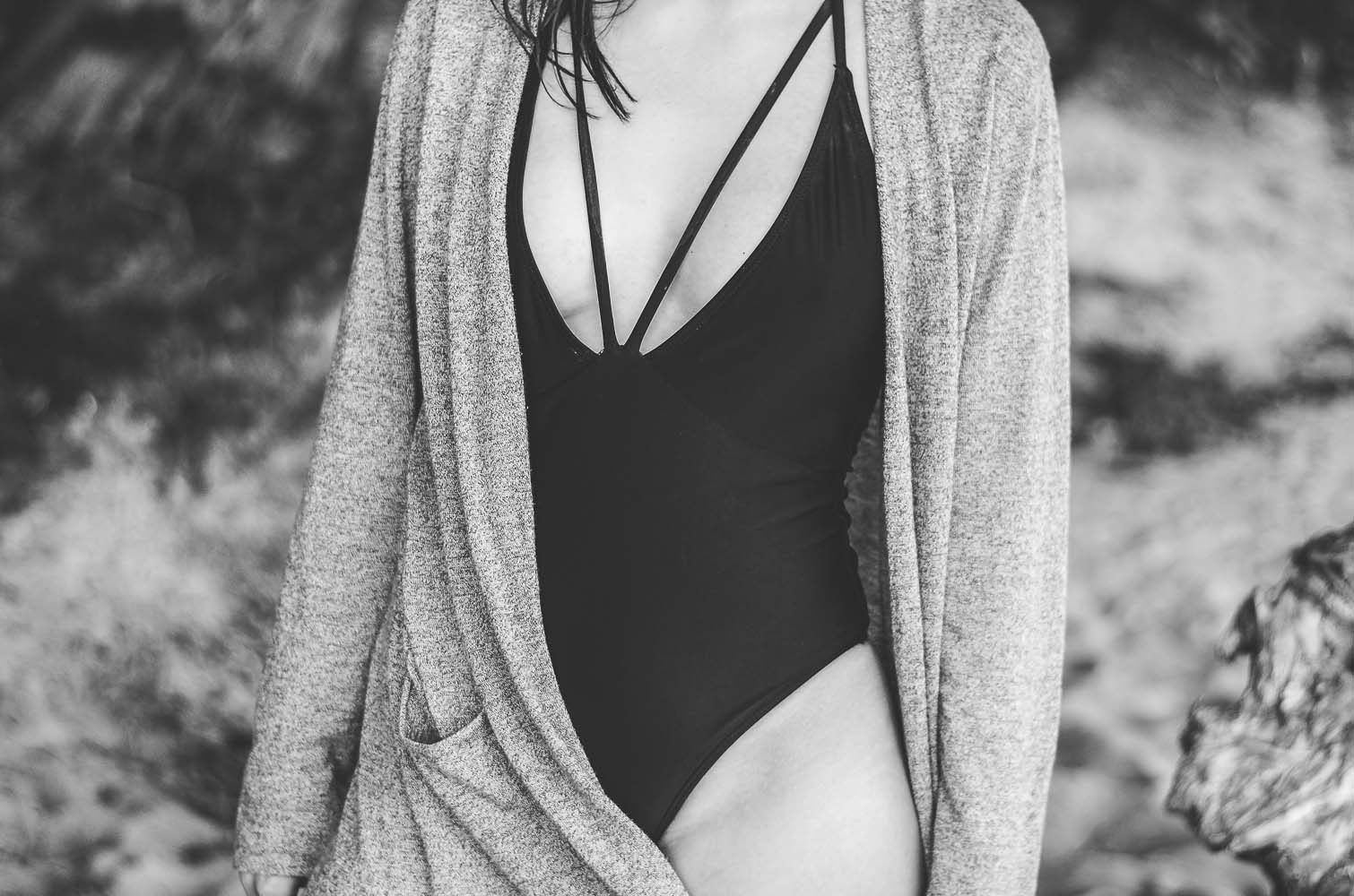 straps swimwear swimsuit strój kąpielowy ramiączka na dekolcie blog jednoczęściowy czarny wyciety