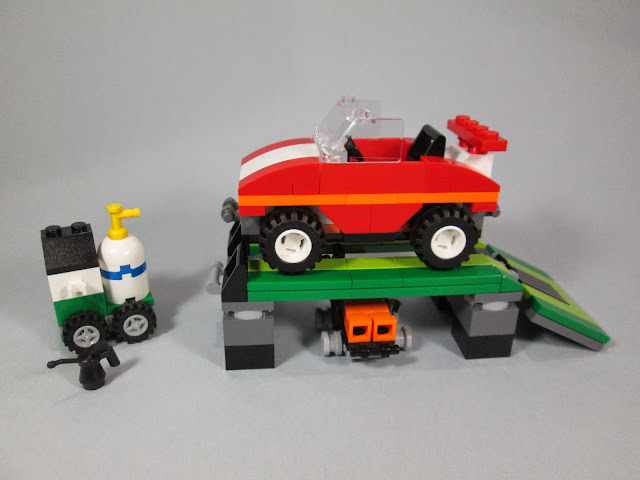 Situação criada com elementos de um set LEGO, representado o reboque e reparação de um carro.