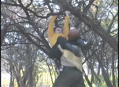 Garrovick atenaza el cuello de Chang agarrándose a una rama.