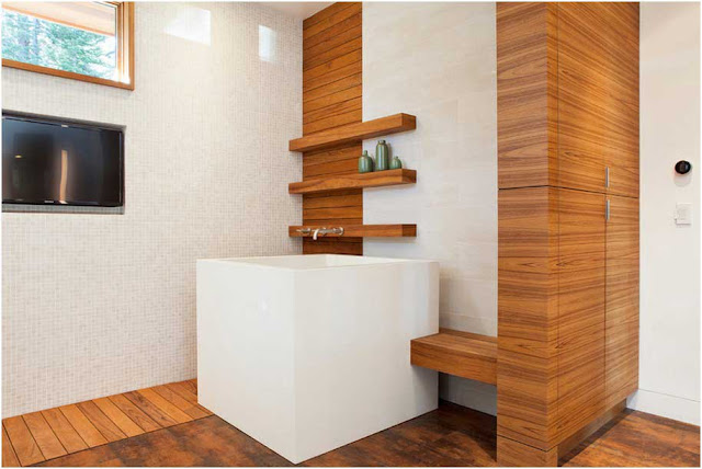 Zeitgenössisch-Japanisches-Stil-Badezimmer-quadratische-weiße-Einweichen-Badewanne-wandregal-aus-holz-inklusive-Bodenbelag