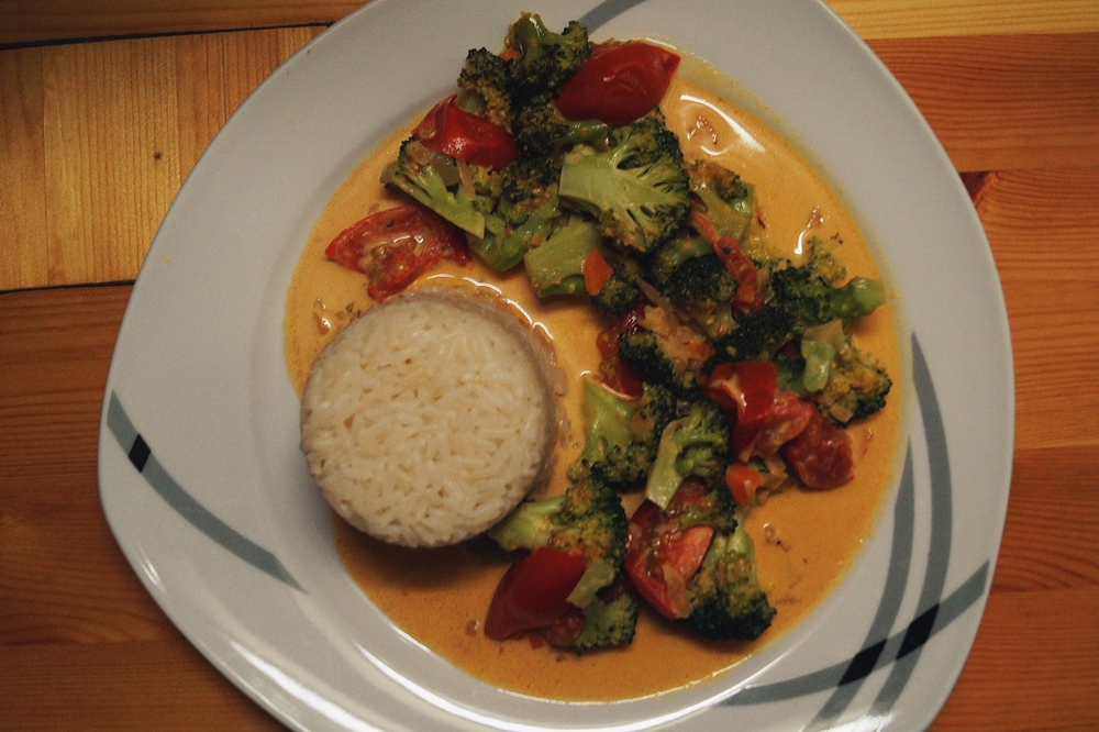 veganes Brokkoli-Curry mit Tomaten