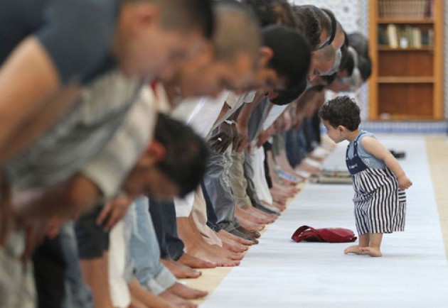 Saat Seorang `Ibu Non Muslim` Memasukan Anaknya Ke Dalam Masjid