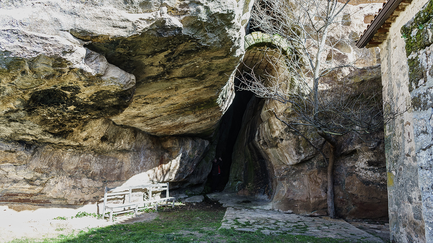 Cuaderno de un viajero inquieto: La Cueva de la Santa Cruz (Conquezuela, Soria)