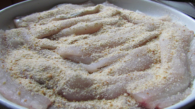 pesce impanato per la preparazione del piatto con le zucchine