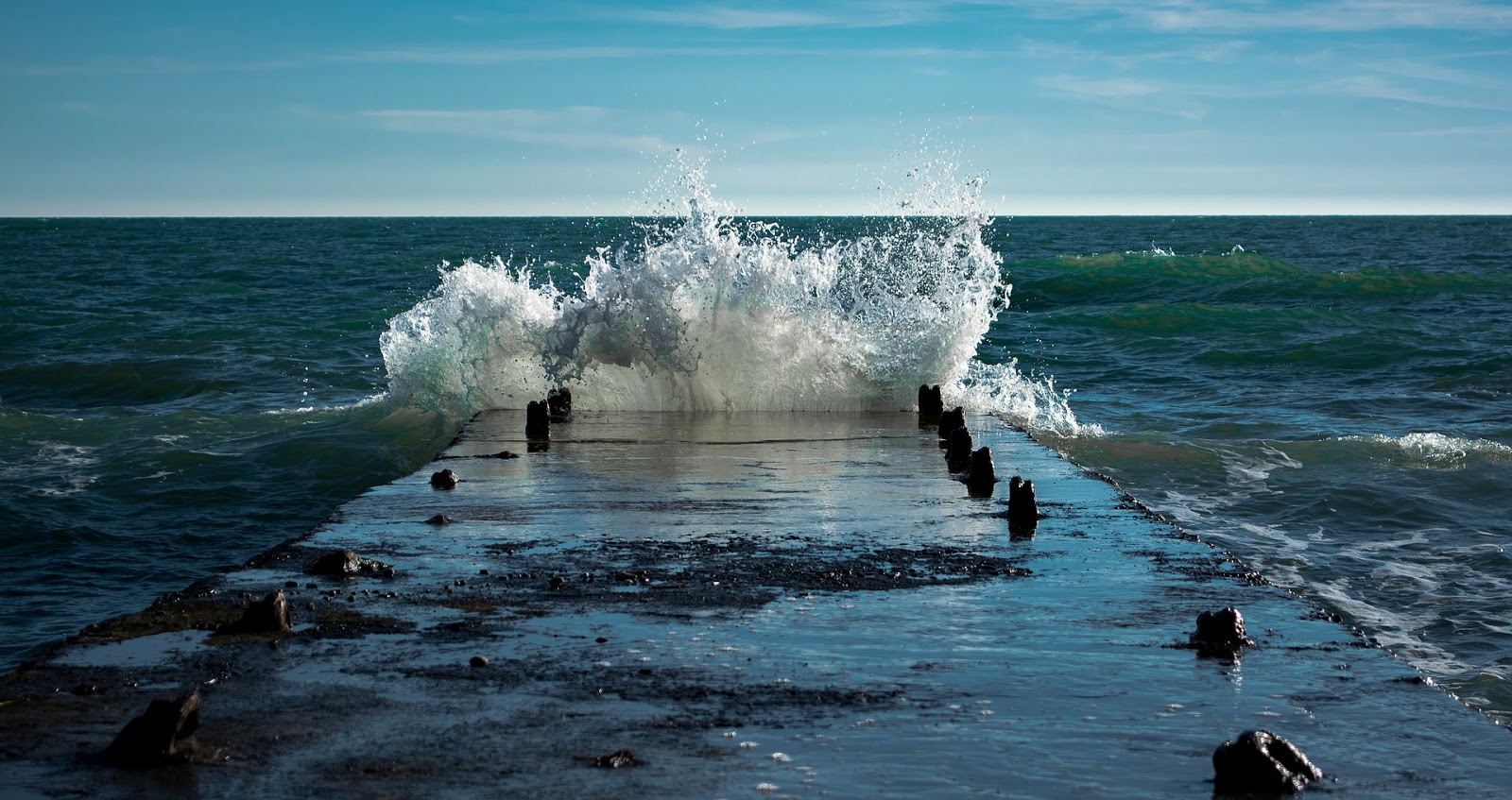 Бьется волна песня. Балтийское море волнорезы. Море Пристань волны. Море Пирс волны. Волны причал.