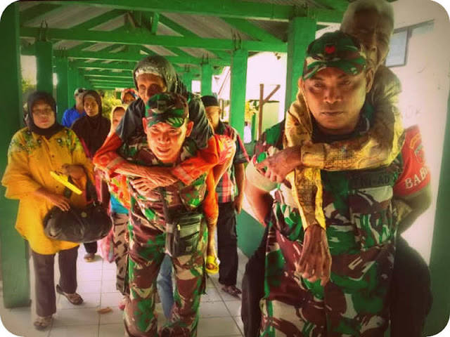 Babinsa dari Korem 151 Binaiya Cari dan Bawa Pasien Katarak ke Rumah Sakit Babinsa dari Korem 151 Binaiya Cari dan Bawa Pasien Katarak ke Rumah Sakit