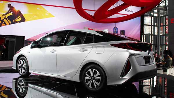 2017 Toyota Prius Prime gets Solar Cell Roof, Unveiled in US Auto Trend Review