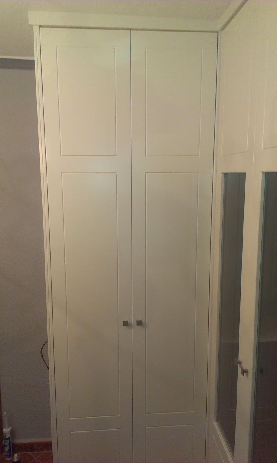 MUEBLES A MEDIDA: Armario de esquina lacado en blanco con 4 puertas con