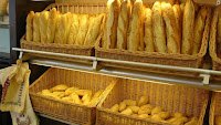 Fuente: https://www.antena3.com/noticias/economia/pan-cuesta-mas-panaderias-que-supermercados_201101275752f5b96584a8ec215ac312.html Barras de pan