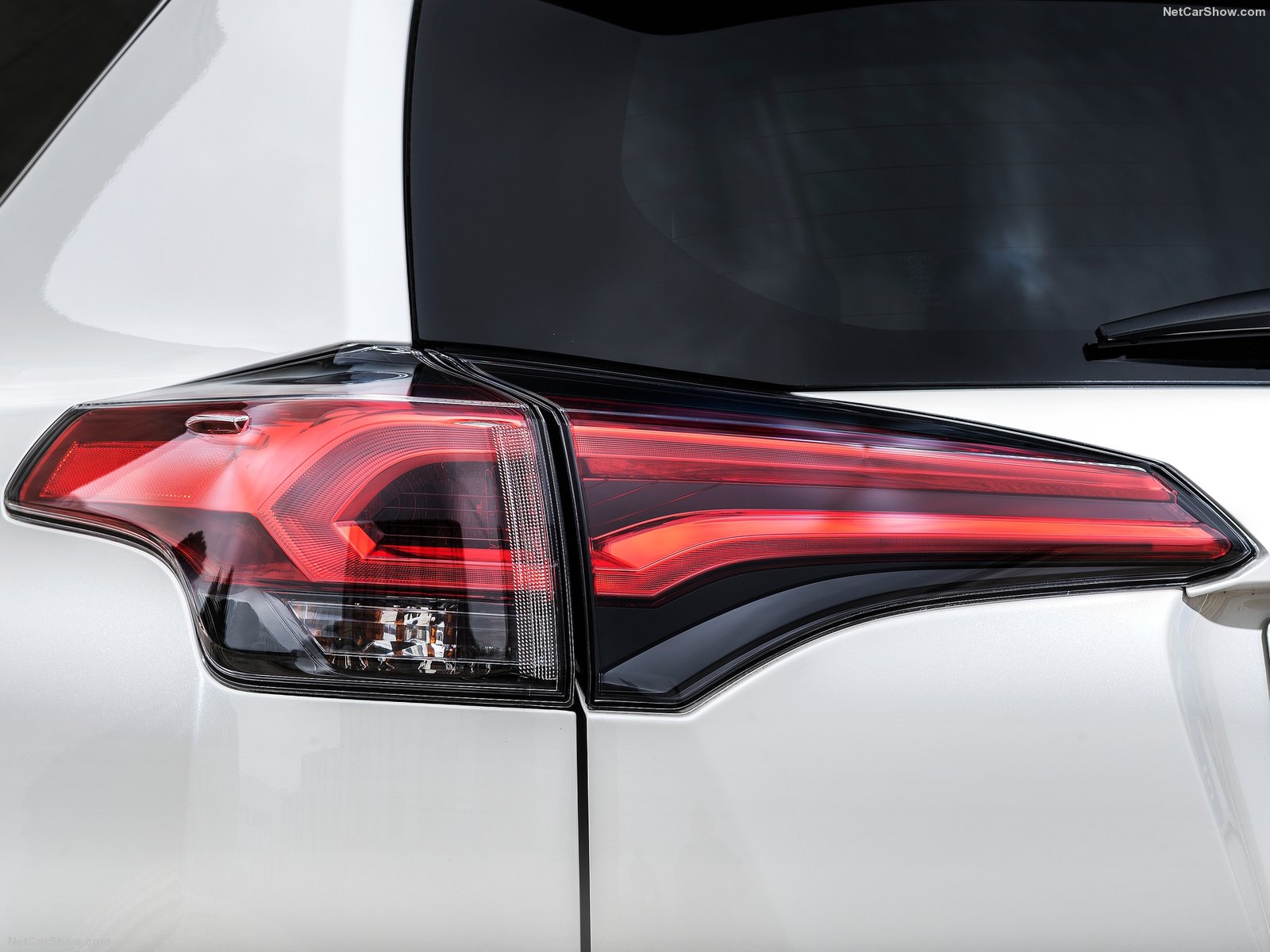 Hình ảnh xe ô tô Toyota RAV4 Hybrid EU-Version 2016 & nội ngoại thất