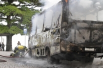 Dois ônibus e uma lotação são incendiados em Porto Alegre