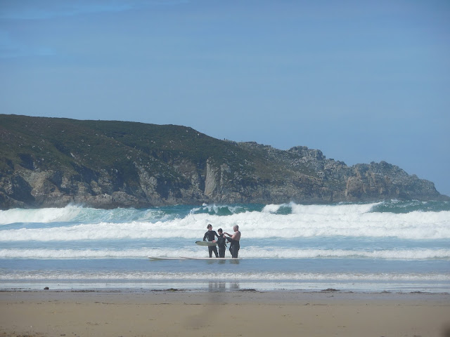 sealiberty-cruising-crew-getting-ready-to-surf-at-baie-des-trespasses-beach-france-surf-trip-2015-atlantic-ocean-spaander-sealiberty-cruising