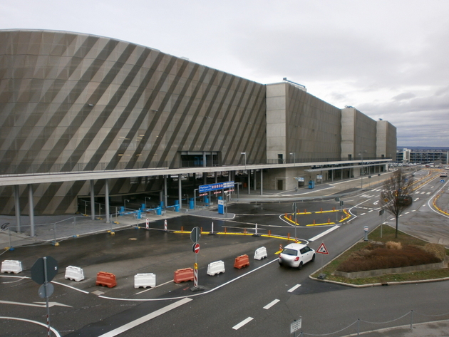 Wege in der Region Stuttgart: Der neue Fußgängersteg zum neuen Parkhaus ...