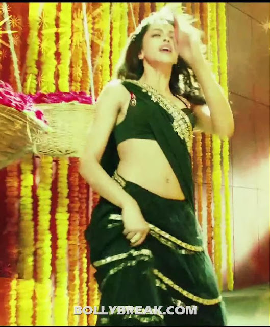 Deepika Padukone Navel Show cocktail movie - (12) - Deepika Padukone Navel Pics - Cocktail Second Hand Jawani song black Saree 