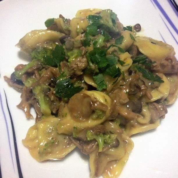 Karla Cooking Capeletti 4 queijos com brócolis e shimeji.