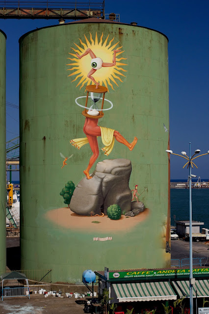 After showing you AEC's piece a few days ago, it's time to share what the other half of Interesni Kazki WAONE has cooked up in Catania, Sicily.