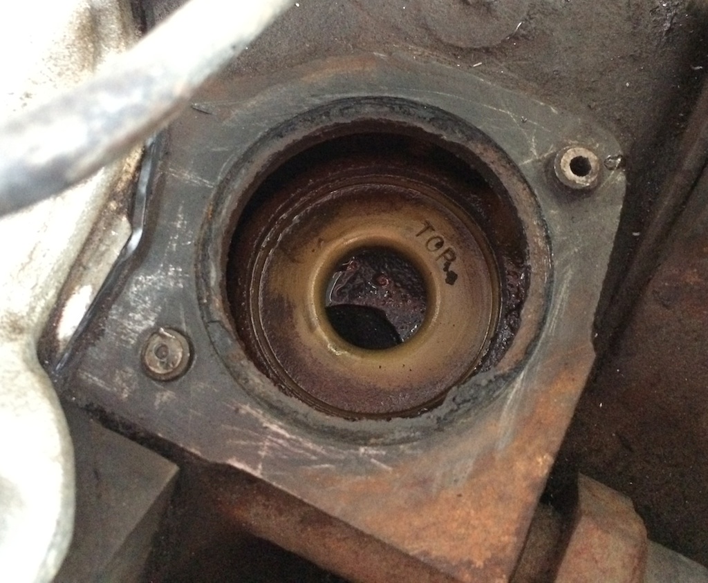 A '73 Florida 'stang in Amsterdam Removing the thermostat housing bolts