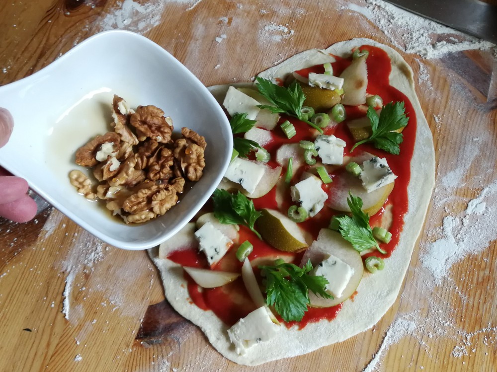 Pizza mit Nashibirne, Gorgonzola, Sellerie und Walnüssen - Nettetipps