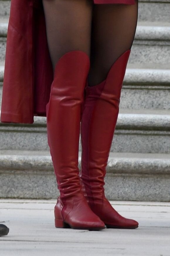 Celebrity Legs and Feet in Tights: Rose McIver`s Legs and 
