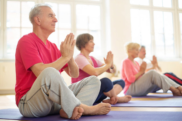 Người lớn tuổi nên biết 3 tư thế Yoga giảm cơn đau lưng dưới cực kỳ hiệu quả này
