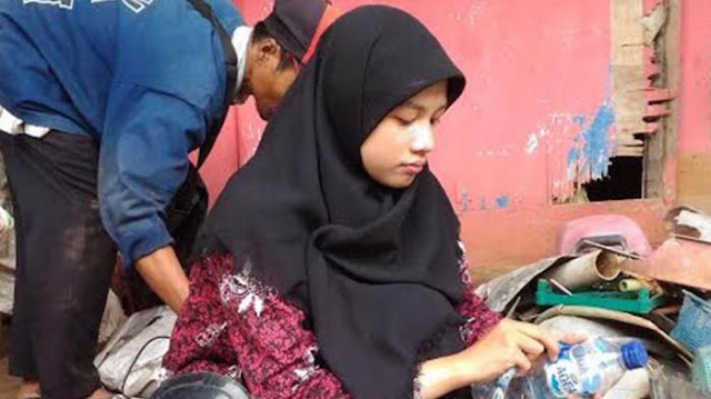 Salut! Meski Anak Pemulung, Gadis Ini Lulus Sarjana Dengan Predikat Cumlaude