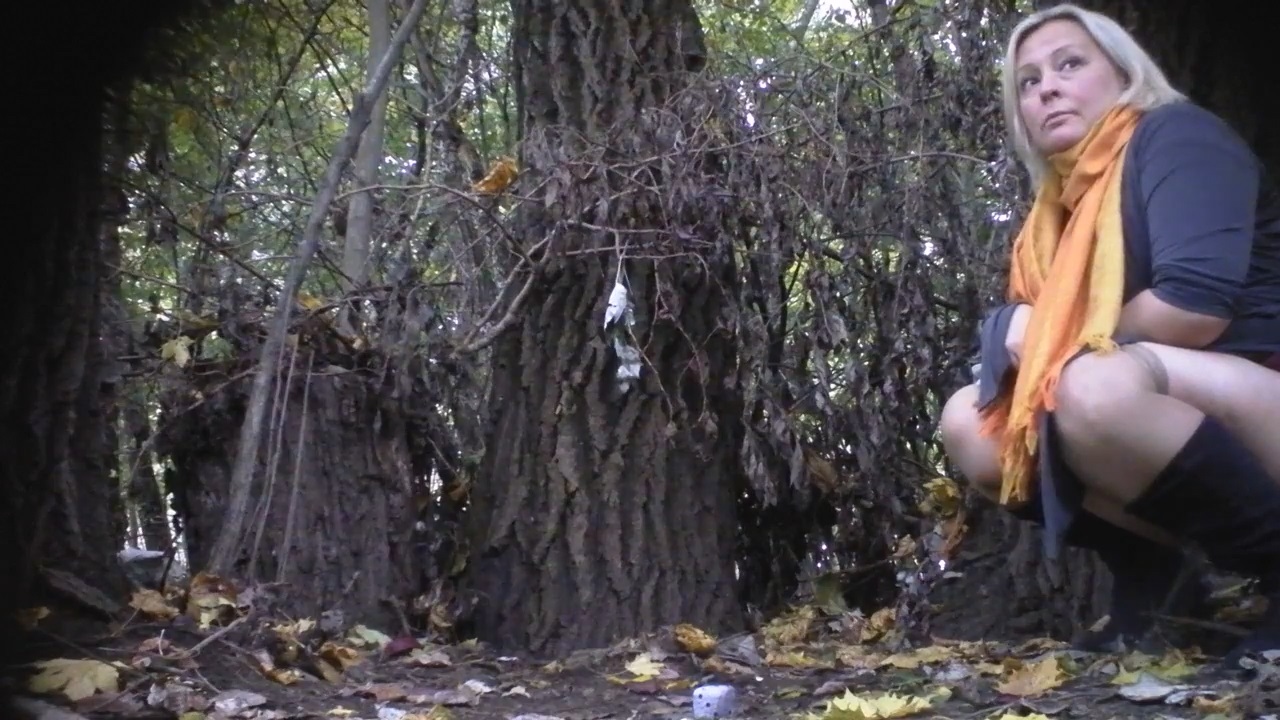 Voyeur Zona: Women Pee in The Park.