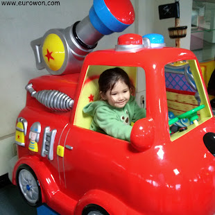 Sonia en un coche para niños