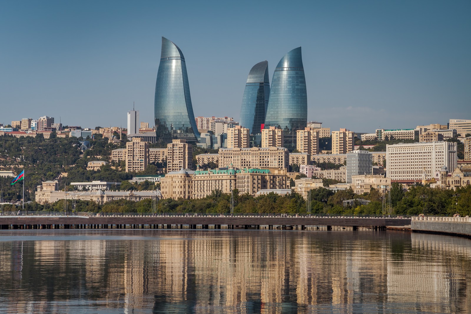 Баку расположен. Баку каспий. Баку город сейчас 2020 азербайджан. Баку расположен. Flame towers азербайджан.