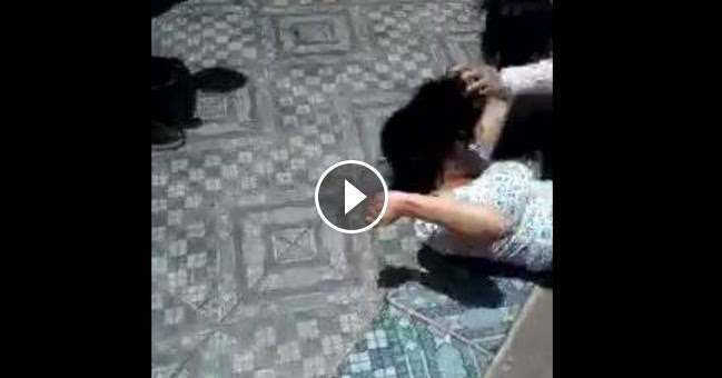 خناقه جامده بين بنتين تقطيع ملابس وظهور اماكن حساسة للكبار فقط فيديوهات