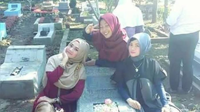 Ekspresi Orang Tua di Alam Kubur Ketika di Ziarahi dan di Doakan Anaknya Ekspresi Orang Tua di Alam Kubur Ketika di Ziarahi dan di Doakan Anaknya