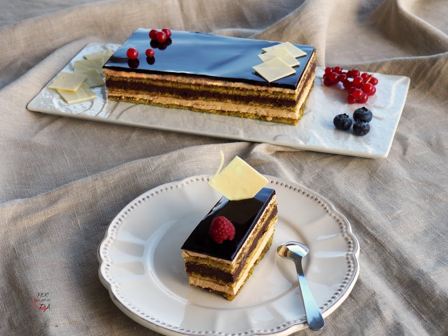 Tarta Ópera, bizcocho Joconde, crema de mantequilla con café (moka), ganaché de chocolate y el temido glaseado de espejo, todo ello en finas capas superpuestas y con los bizcochos bañados en almíbar de café.