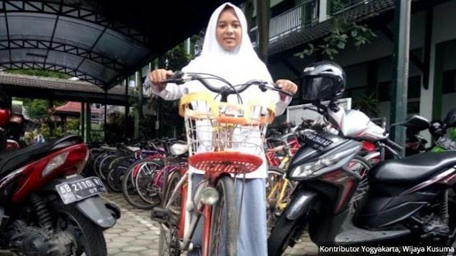 Perjuangan Okti, Siswi Berprestasi Yang Kayuh Sepeda Butut Sejauh 30 Km Demi Bisa Sekolah